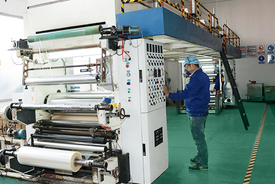 Un intérieur d\'usine propre avec des machines de production, accompagné d\'un texte sur l\'engagement de Guangdong Min Sun Environmental Protection Packaging Technology Co., Ltd. en faveur de l\'innovation et des solutions d\'emballage écologiques.